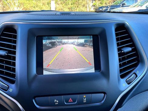 Used 2021 Jeep Cherokee Latitude Plus image 25