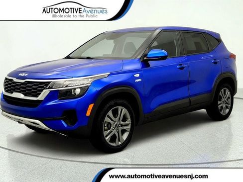 Used 2023 Kia Seltos LX AWD/4WD image 1