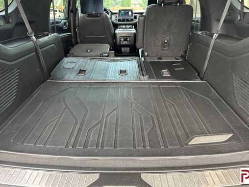 Used 2023 Chevrolet Suburban Z71 w/ Z71 Off-Road Package AWD/4WD image 18