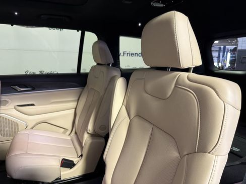 New 2025 Jeep Grand Cherokee L Limited w/ Luxury Tech Group II AWD/4WD image 27