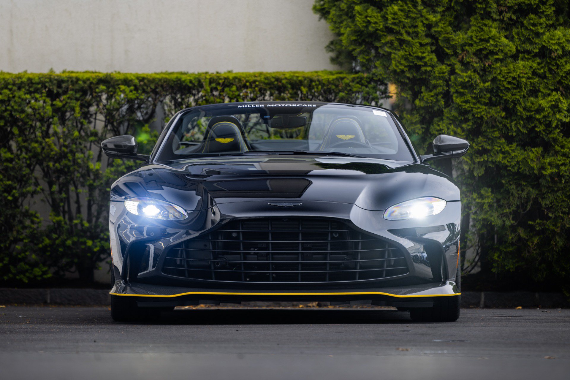 Used 2023 Aston Martin V12 Vantage Roadster RWD image 39