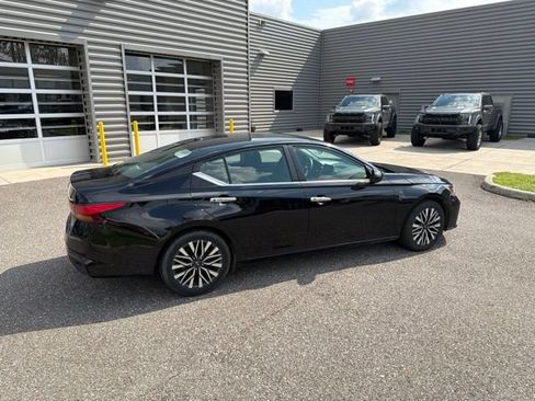 Used 2024 Nissan Altima 2.5 SV FWD image 4