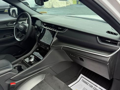 Used 2024 Jeep Grand Cherokee Altitude image 30