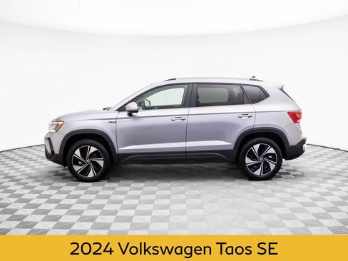 Used 2024 Volkswagen Taos SE image 2