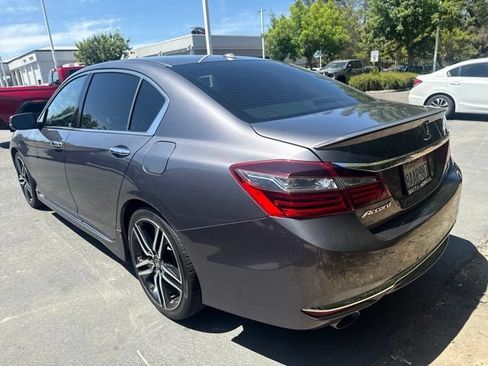 Used 2017 Honda Accord Touring image 2