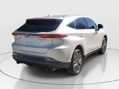 Used 2024 Toyota Venza XLE image 3