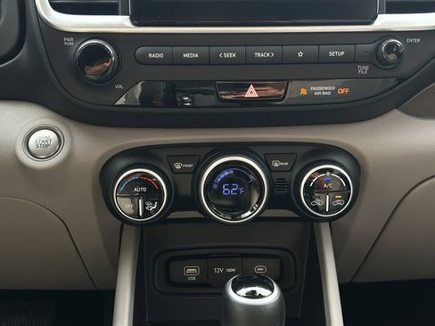 Certified 2025 Hyundai Venue SEL FWD image 22