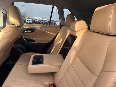 Used 2021 Toyota RAV4 XLE Premium image 34