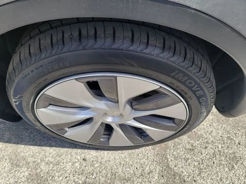 Used 2023 Tesla Model Y 2WD image 32
