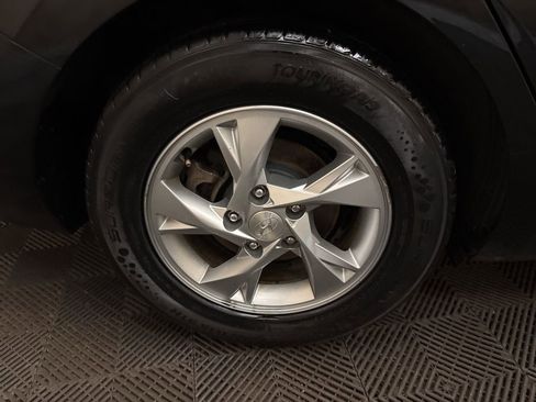 Used 2022 Hyundai Elantra SE image 24