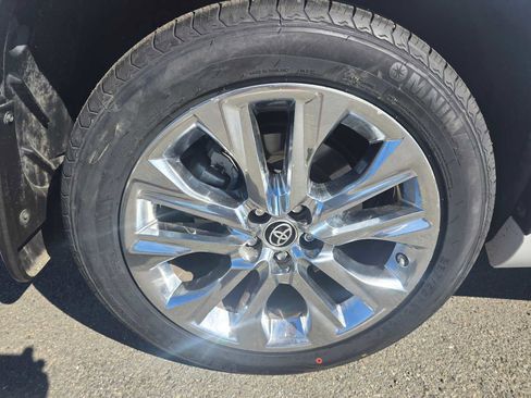 Used 2023 Toyota Highlander Limited image 9