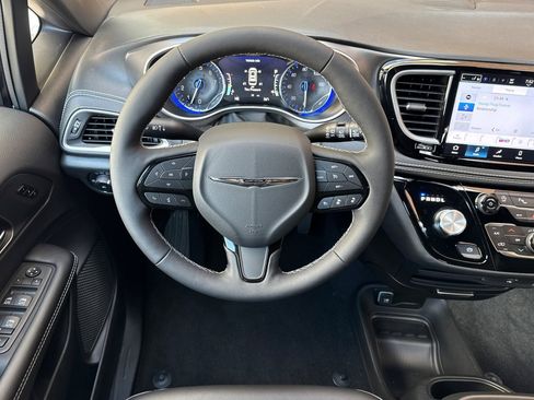 New 2026 Chrysler Pacifica Select image 13