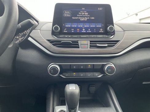 Used 2025 Nissan Altima 2.5 SV image 18