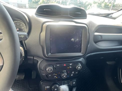 Used 2022 Jeep Renegade Latitude AWD/4WD image 22
