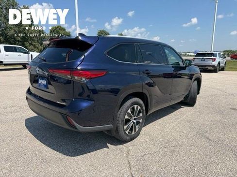 Used 2022 Toyota Highlander XLE AWD/4WD image 8