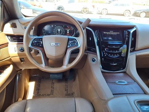 Used 2017 Cadillac Escalade Platinum AWD/4WD image 10