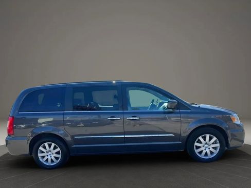 Used 2016 Chrysler Town & Country Touring w/ Driver Convenience Group FWD image 4