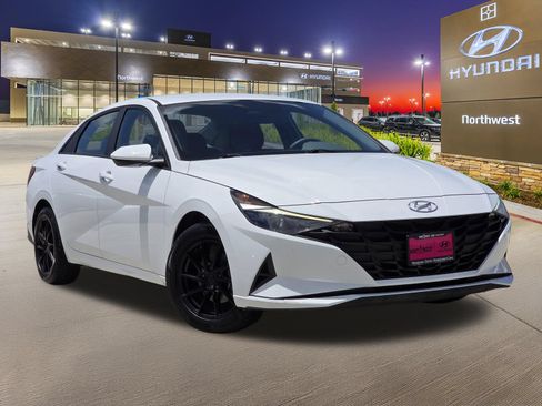 Used 2023 Hyundai Elantra Blue FWD image 3
