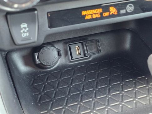Used 2021 Toyota RAV4 XLE FWD image 33