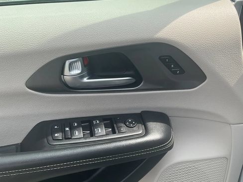 Used 2024 Chrysler Pacifica Touring-L FWD image 20