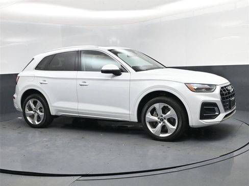 Used 2021 Audi Q5 Premium Plus w/ Premium Plus Package image 2