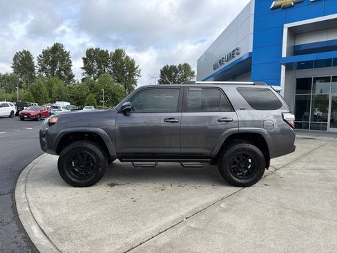 Used 2019 Toyota 4Runner SR5 Premium AWD/4WD image 2