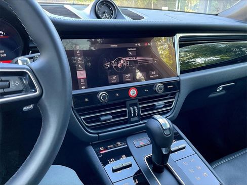 Certified 2025 Porsche Macan image 10