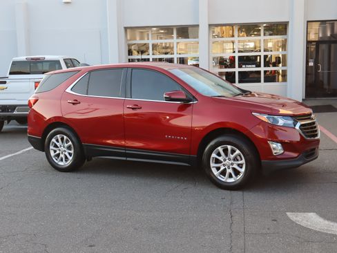 Used 2018 Chevrolet Equinox LT FWD image 2