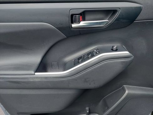 Used 2022 Toyota Highlander XLE AWD/4WD image 40