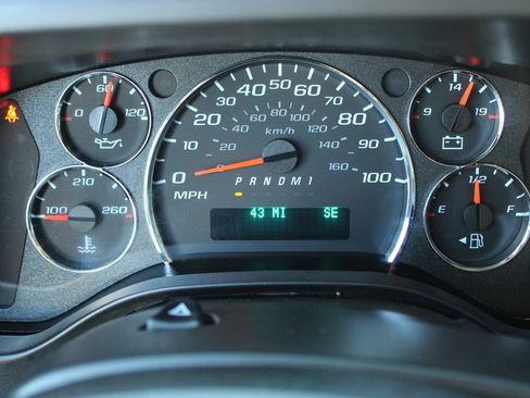 Used 2025 Chevrolet Express 2500 Extended w/ Communications Package image 29