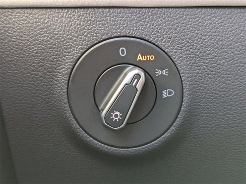 Certified 2025 Volkswagen Taos SE w/ Black Wheel Package image 34