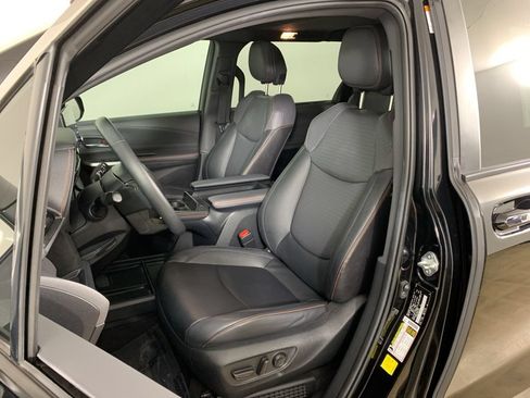 Used 2022 Toyota Sienna XSE FWD image 31