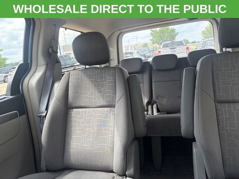 Used 2009 Volkswagen Routan SE FWD image 7