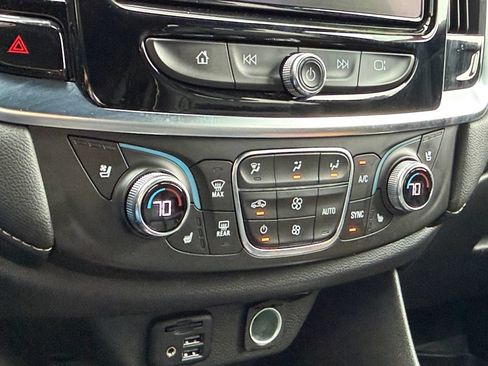 Used 2022 Chevrolet Traverse Premier FWD image 22