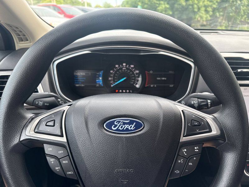 Used 2020 Ford Fusion SE FWD image 22