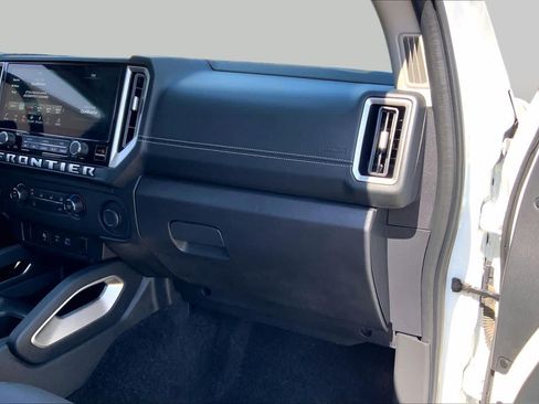 Used 2025 Nissan Frontier SV RWD image 17