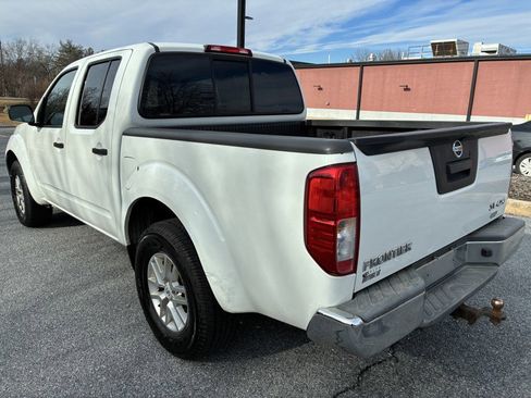 Used 2016 Nissan Frontier SV image 3