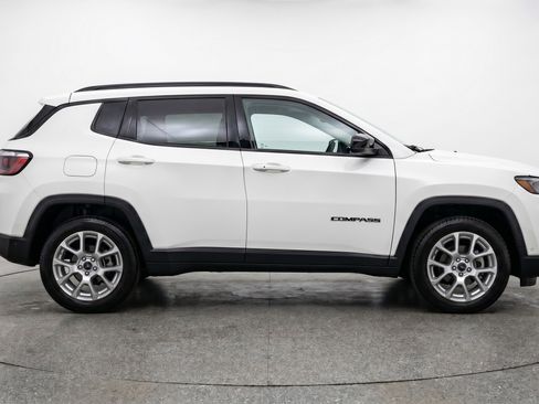 Used 2025 Jeep Compass Limited AWD/4WD image 11
