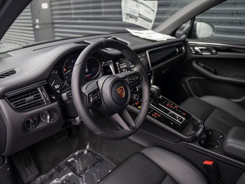 Certified 2026 Porsche Macan image 4