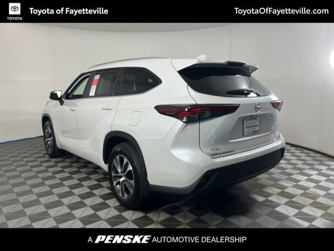 Used 2026 Toyota Highlander XLE AWD/4WD image 3