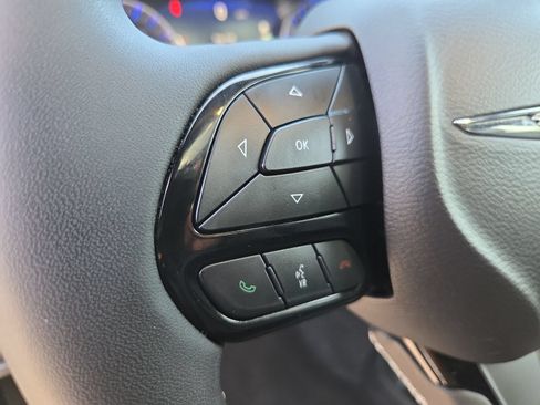 Used 2023 Chrysler Pacifica Touring-L w/ Uconnect Theater Family Group AWD/4WD image 12