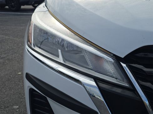 Used 2021 Nissan Kicks S image 6