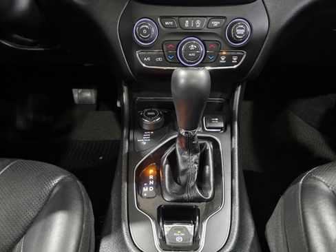 Used 2019 Jeep Cherokee Overland image 21