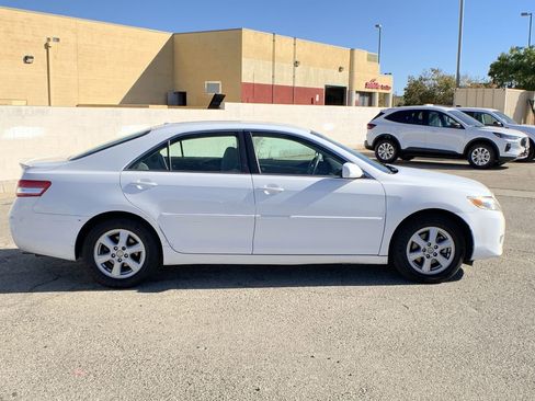 Used 2010 Toyota Camry LE image 9