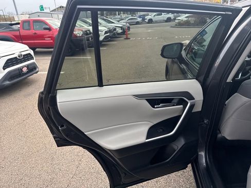 Used 2022 Toyota RAV4 XLE image 39