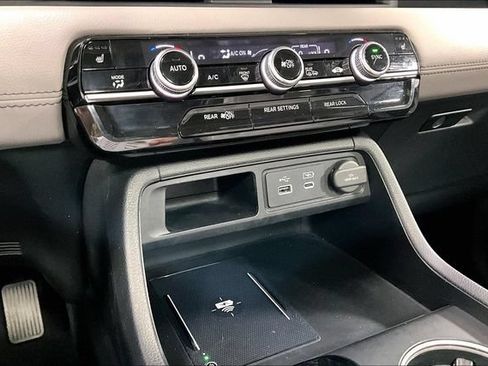 Used 2024 Honda Pilot Touring image 17