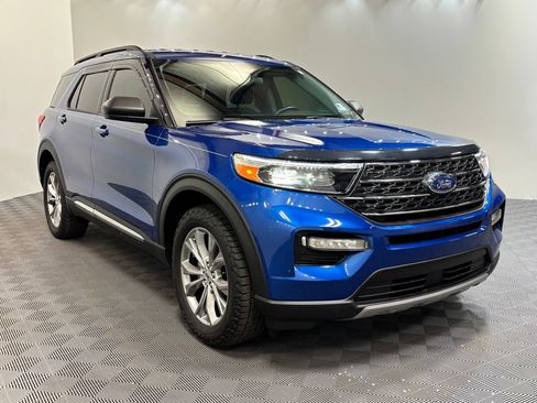 Used 2022 Ford Explorer XLT w/ Equipment Group 202A AWD/4WD image 3