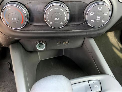 Used 2025 Chevrolet Trax LS FWD image 35