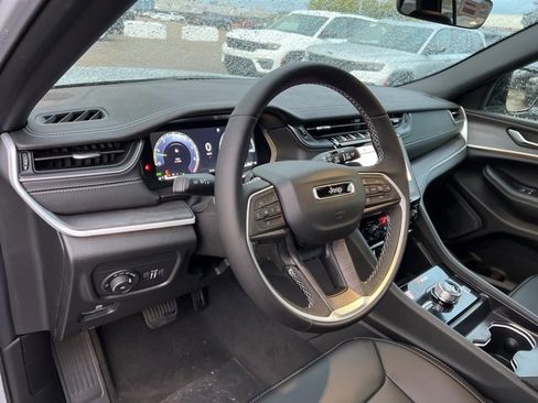 Used 2025 Jeep Grand Cherokee Limited image 9