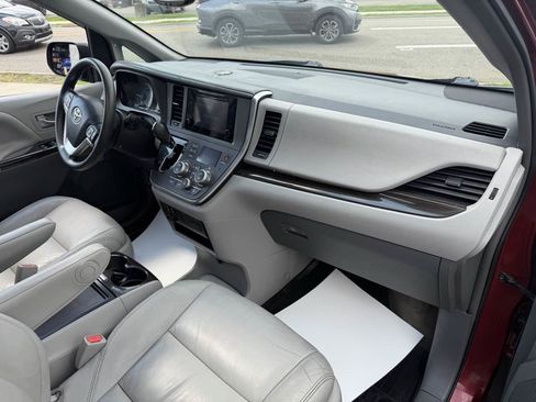 Used 2017 Toyota Sienna XLE AWD/4WD image 19